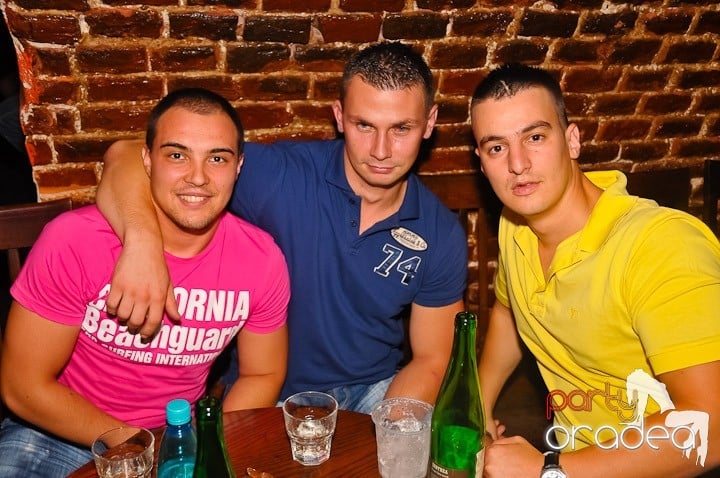 Petrecerea de marţi în Club Escape, 