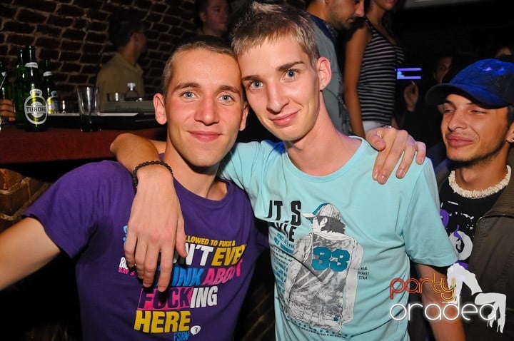 Petrecerea de marţi în Club Escape, 