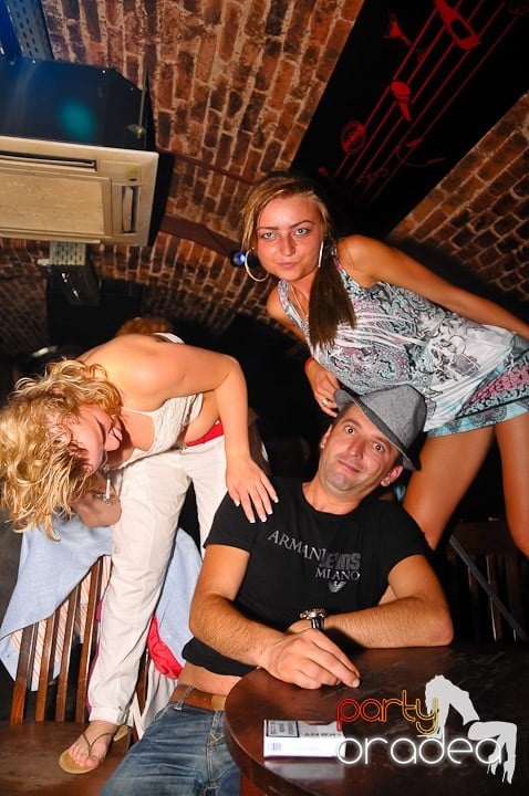 Petrecerea de marţi în Club Escape, 