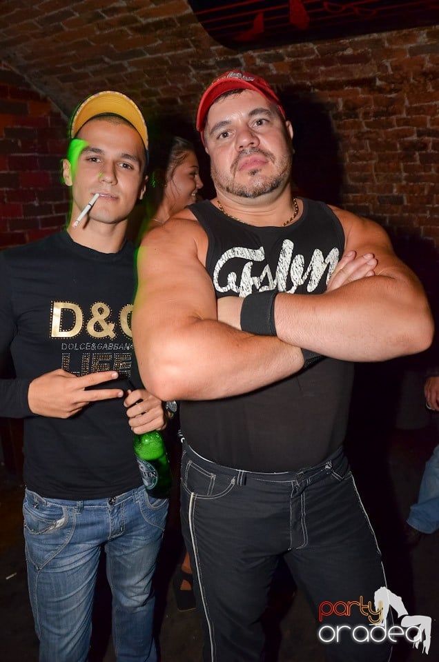 Petrecerea de miercuri în Club Escape, 