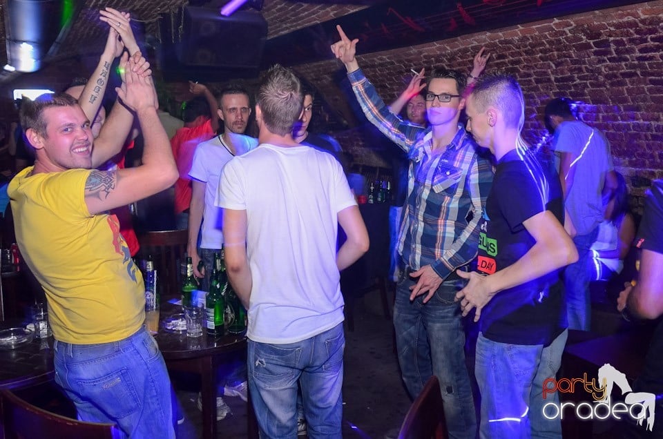 Petrecerea de miercuri în Club Escape, 