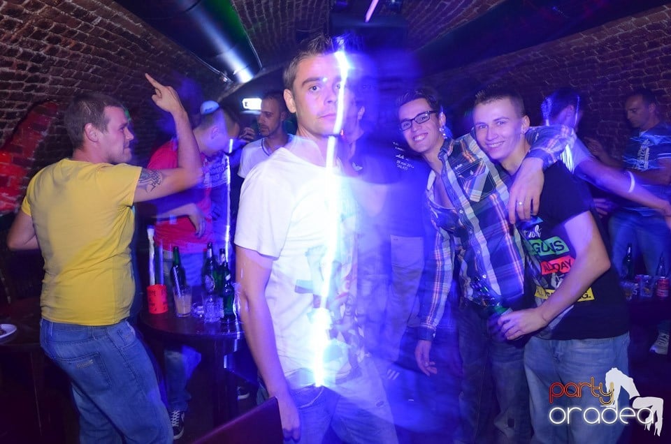 Petrecerea de miercuri în Club Escape, 