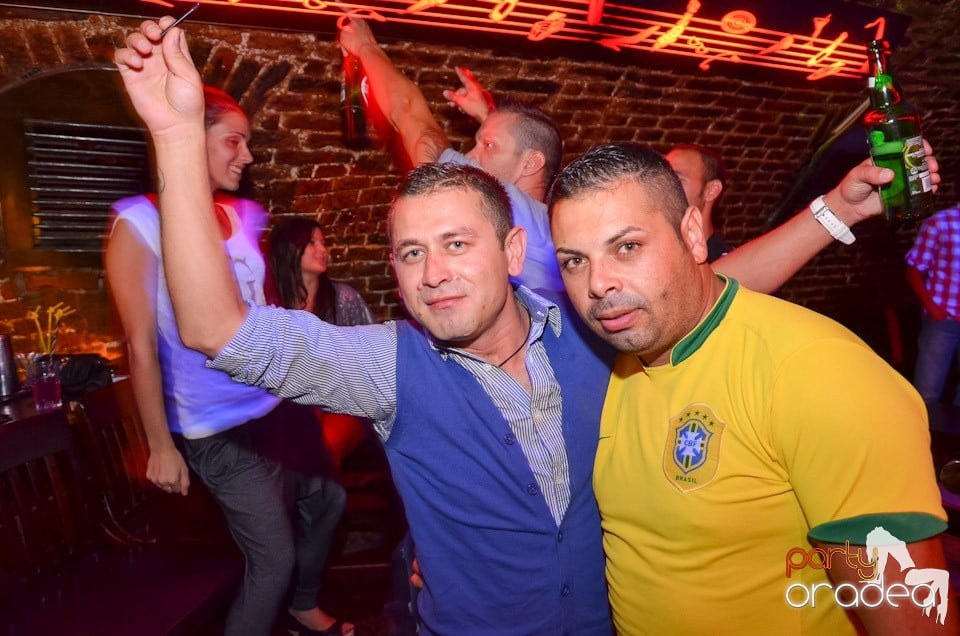 Petrecerea de miercuri în Club Escape, 