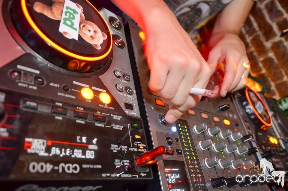 Petrecerea de miercuri în Club Escape, 