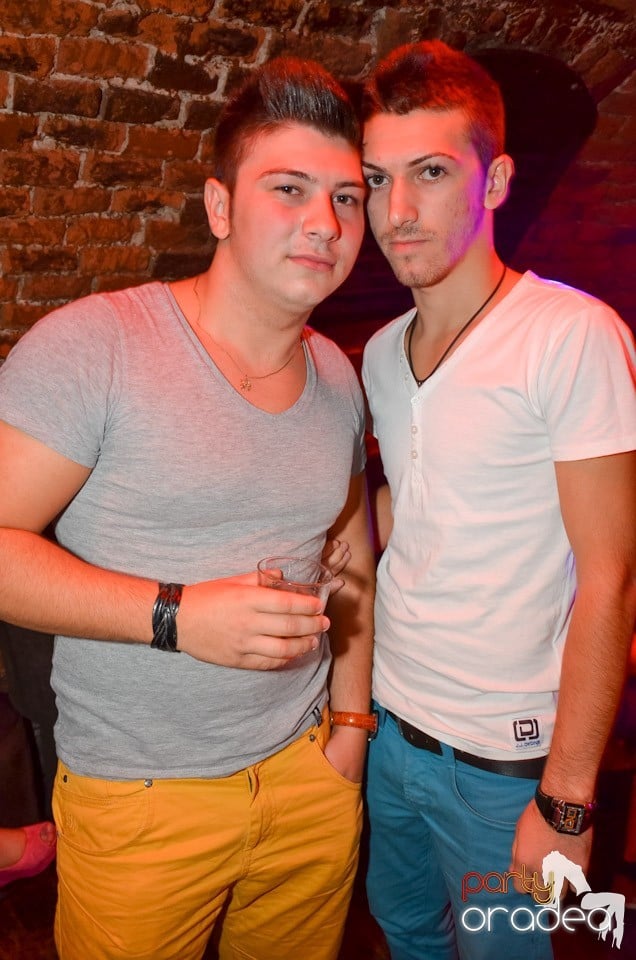 Petrecerea de miercuri în Club Escape, 