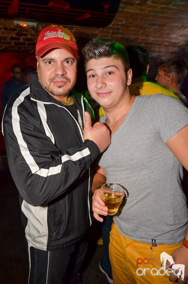 Petrecerea de miercuri în Club Escape, 