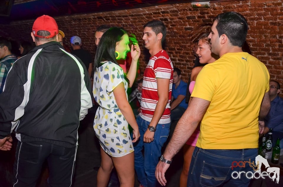 Petrecerea de miercuri în Club Escape, 