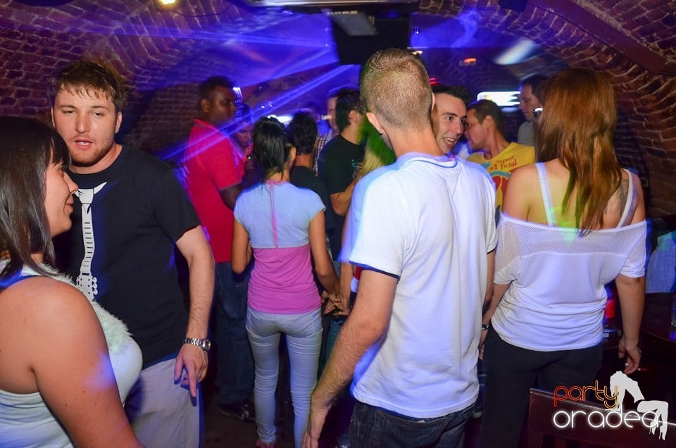 Petrecerea de miercuri în Club Escape, 