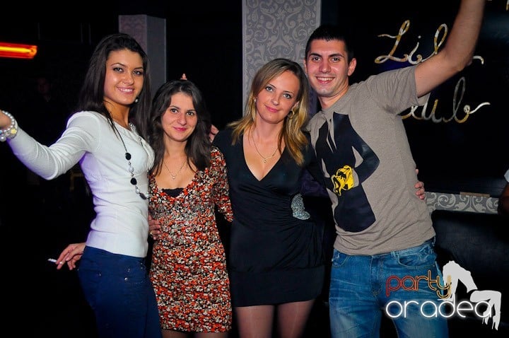 Petrecerea e în toi în Club Life, 