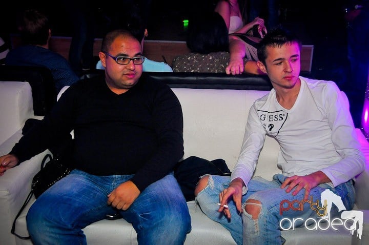 Petrecerea e în toi în Club Life, 