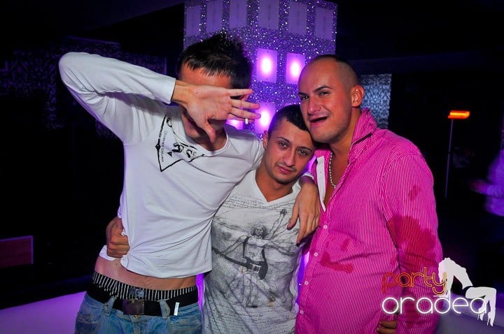 Petrecerea e în toi în Club Life, 