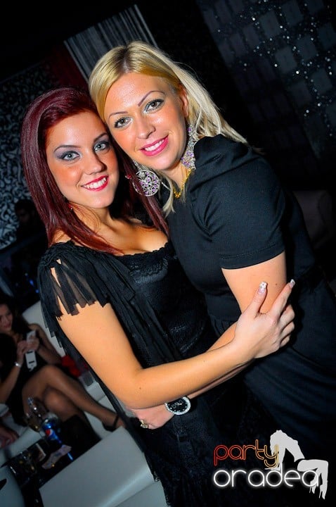 Petrecerea e în toi în Club Life, 