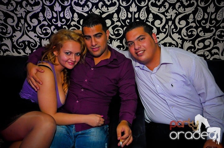 Petrecerea e în toi în Club Life, 