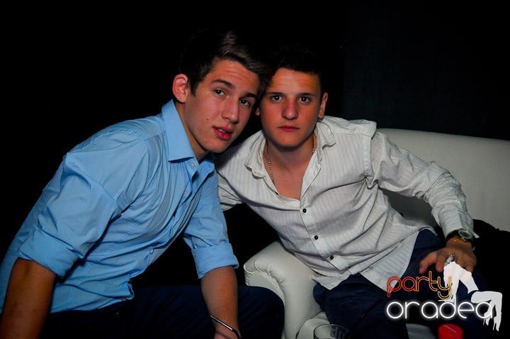 Petrecerea e în toi în Club Life, 