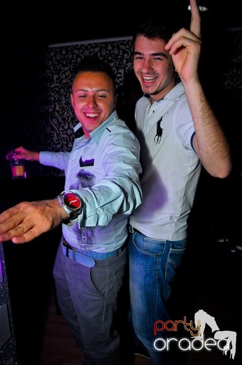 Petrecerea e în toi în Club Life, 