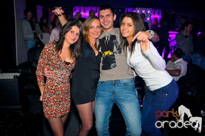 Petrecerea e în toi în Club Life, 