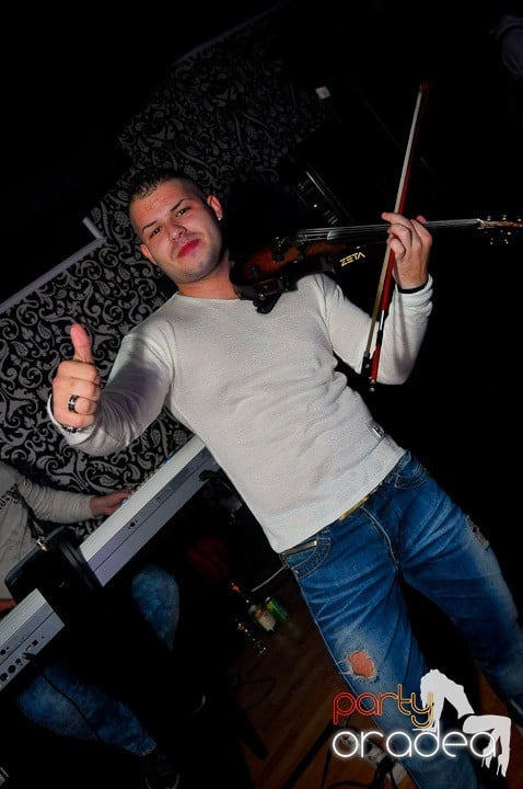 Petrecerea e în toi în Club Life, 