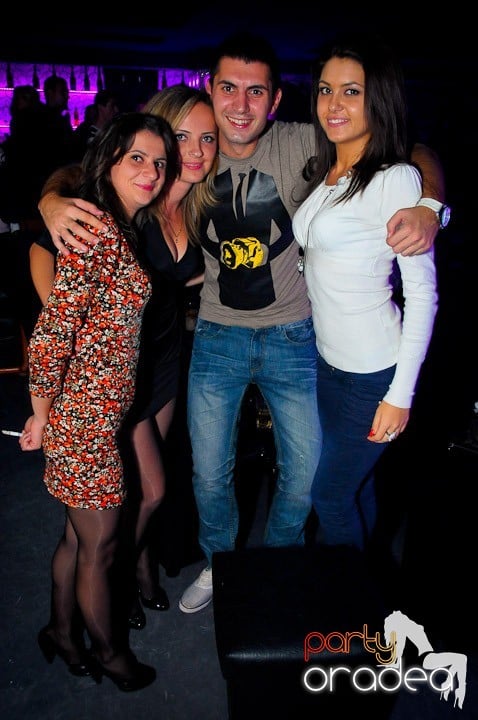 Petrecerea e în toi în Club Life, 