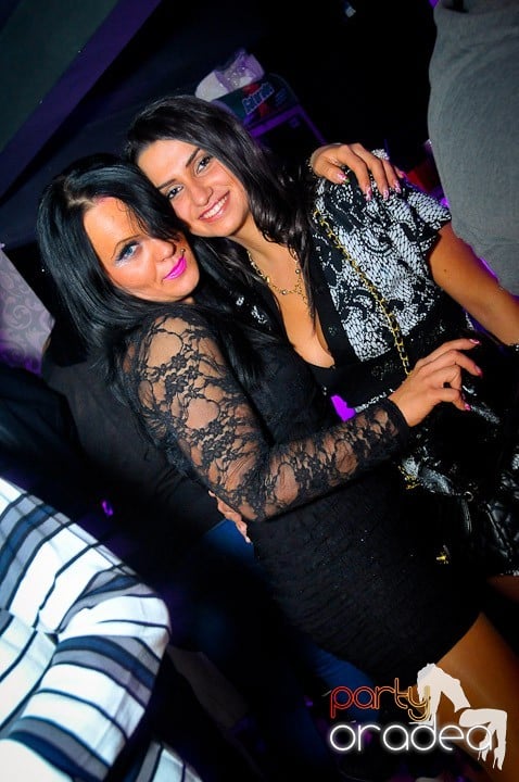 Petrecerea e în toi în Club Life, 