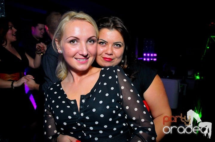 Petrecerea e în toi în Club Life, 