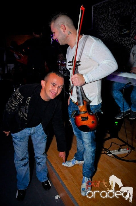 Petrecerea e în toi în Club Life, 