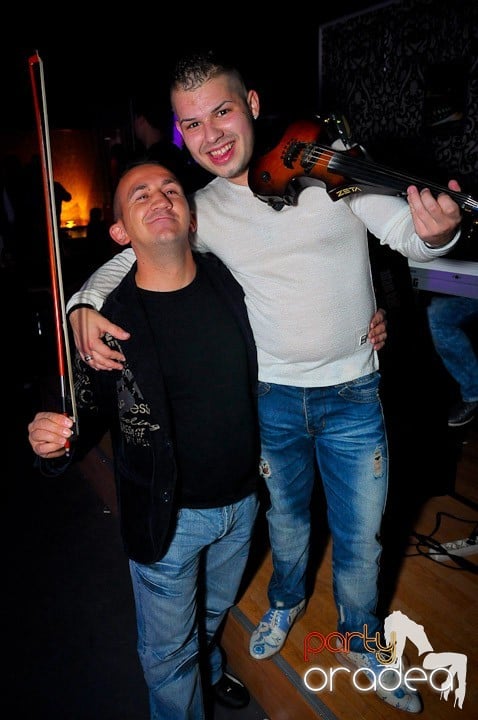 Petrecerea e în toi în Club Life, 