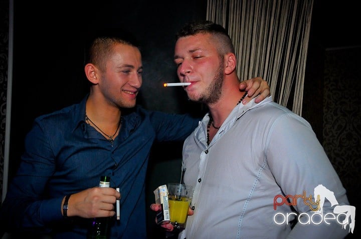 Petrecerea e în toi în Club Life, 