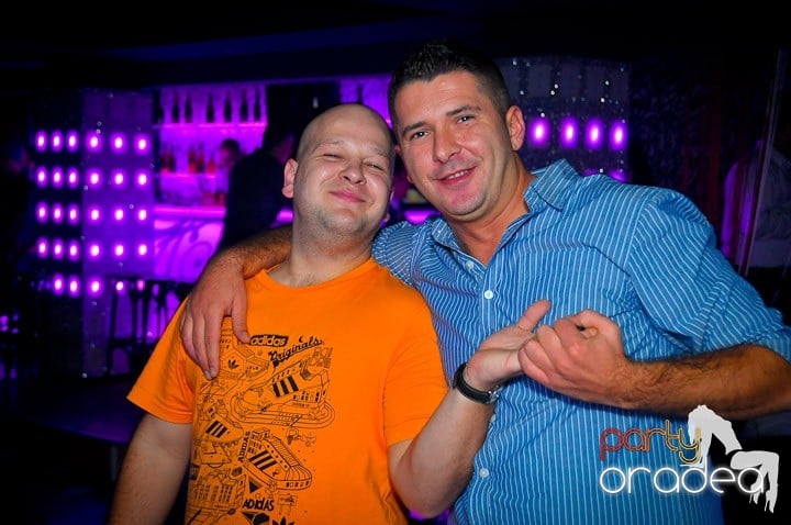 Petrecerea e în toi în Club Life, 