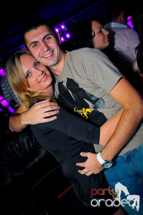 Petrecerea e în toi în Club Life, 