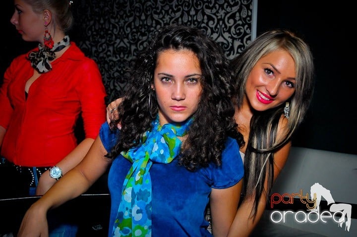 Petrecerea e în toi în Club Life, 