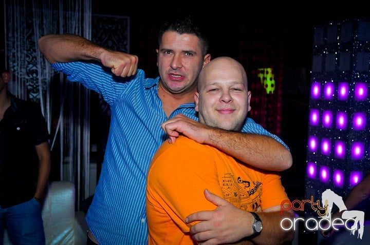 Petrecerea e în toi în Club Life, 