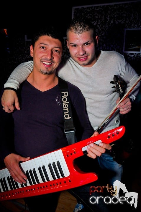 Petrecerea e în toi în Club Life, 