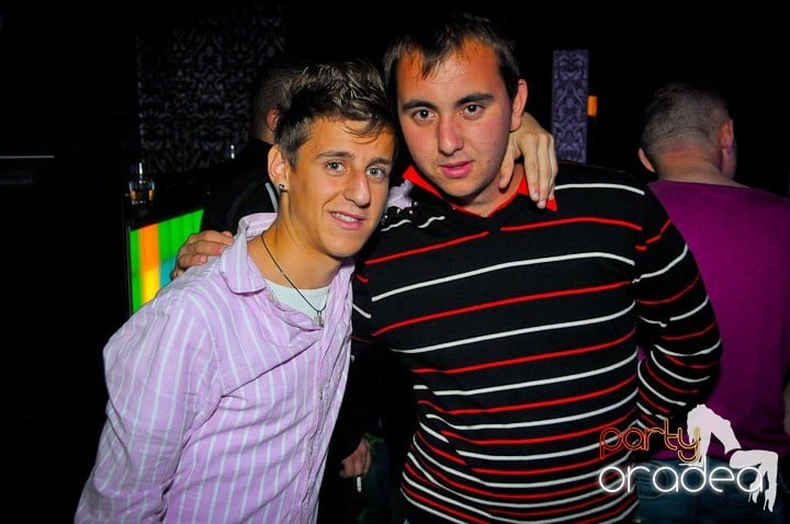 Petrecerea e în toi în Club Life, 