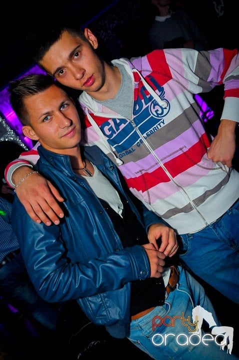 Petrecerea e în toi în Club Life, 