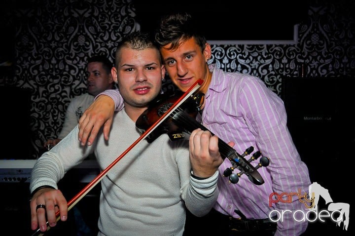 Petrecerea e în toi în Club Life, 