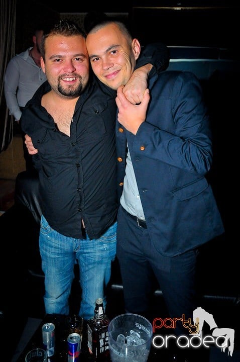 Petrecerea e în toi în Club Life, 