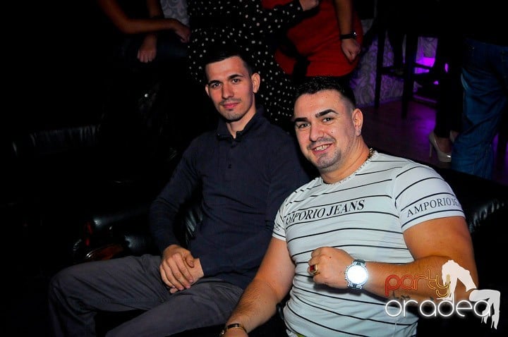 Petrecerea e în toi în Club Life, 