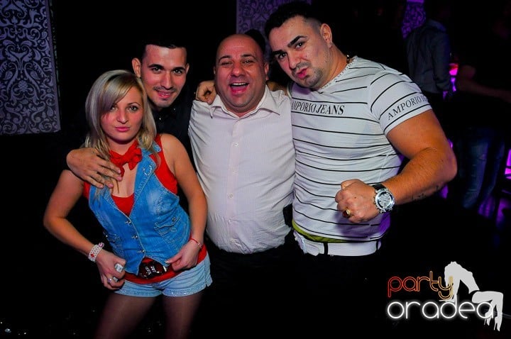 Petrecerea e în toi în Club Life, 