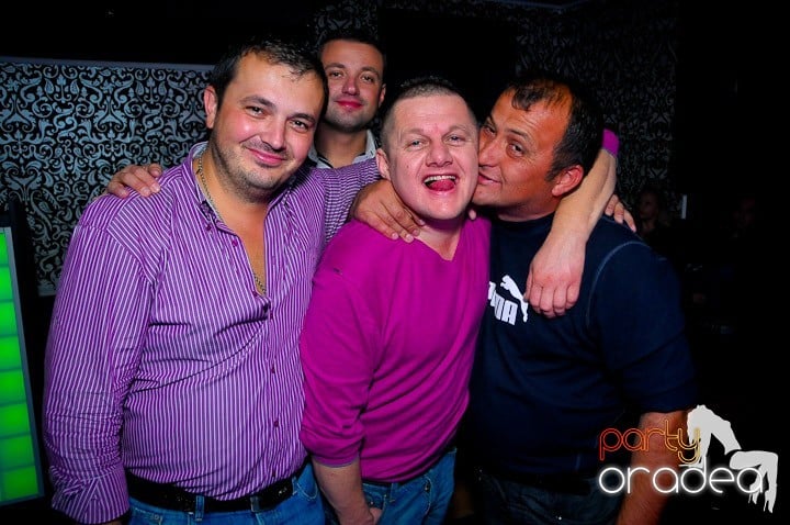 Petrecerea e în toi în Club Life, 