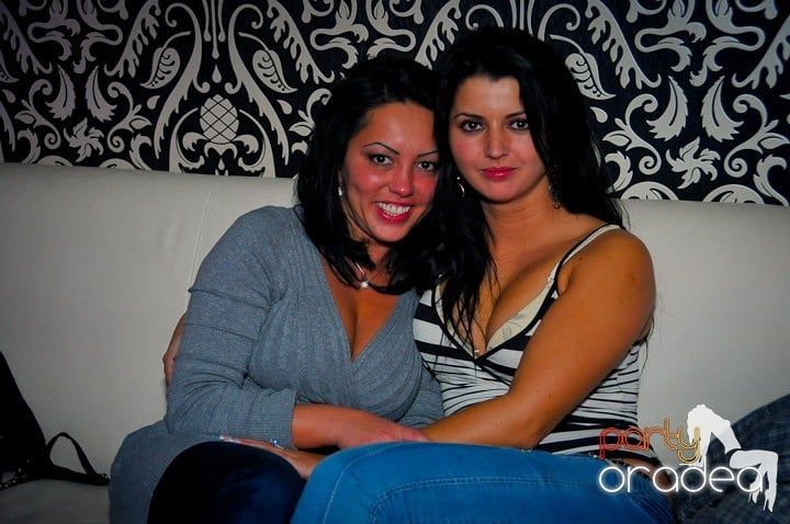 Petrecerea e în toi în Club Life, 