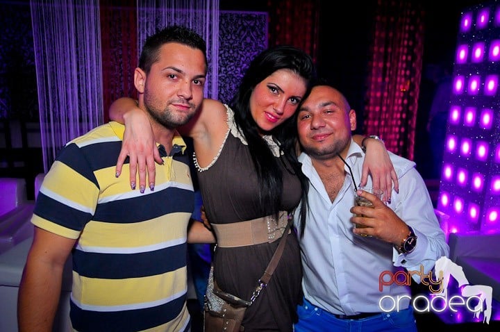 Petrecerea e în toi în Club Life, 