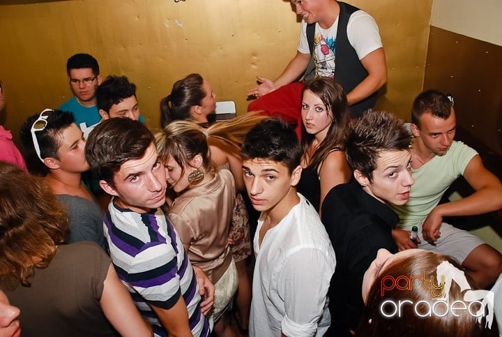 Petrecerea Kamikaze continuă, 