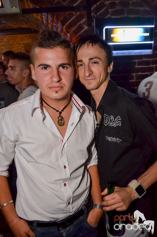 Petrecerile din Escape continuă cu Caveman, 