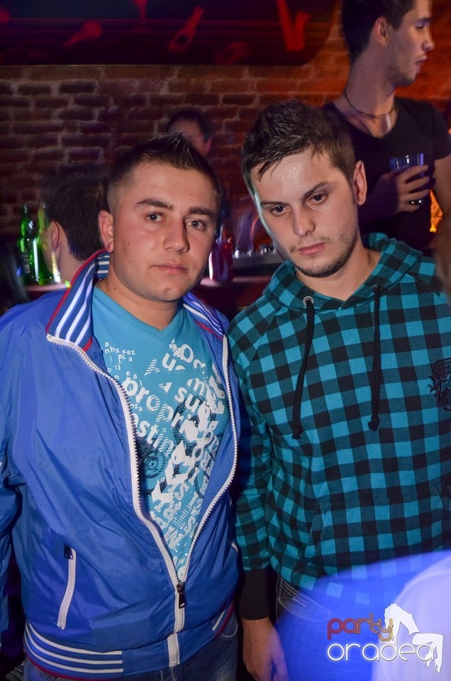 Petrecerile din Escape continuă cu Caveman, 