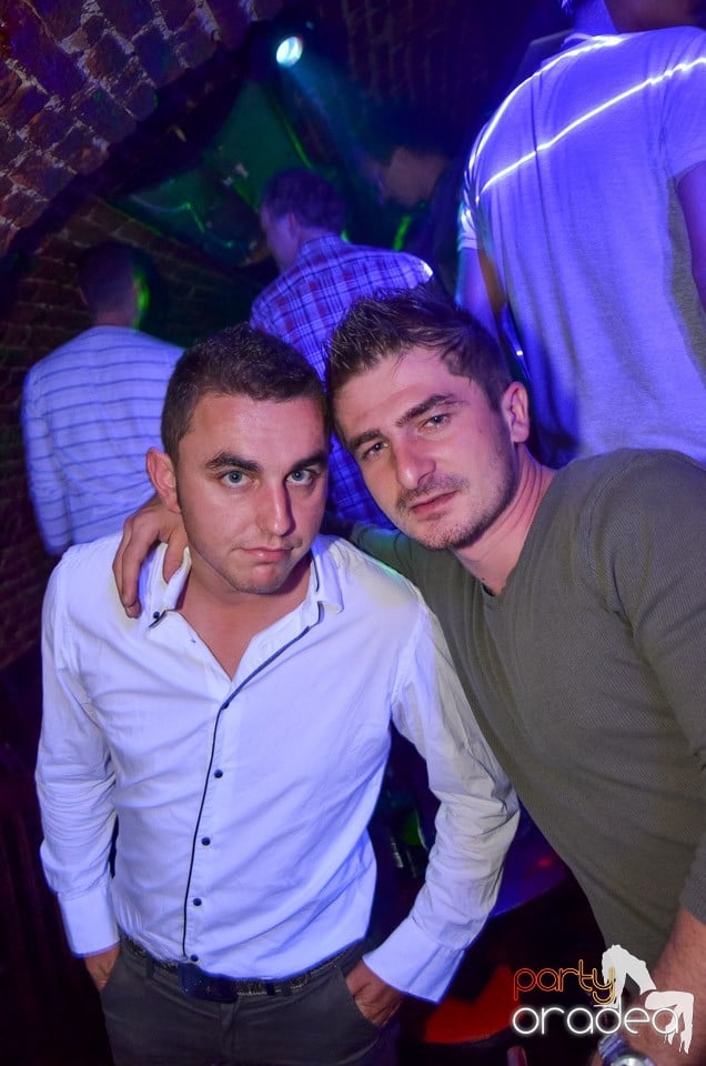 Petrecerile din Escape continuă cu Caveman, 