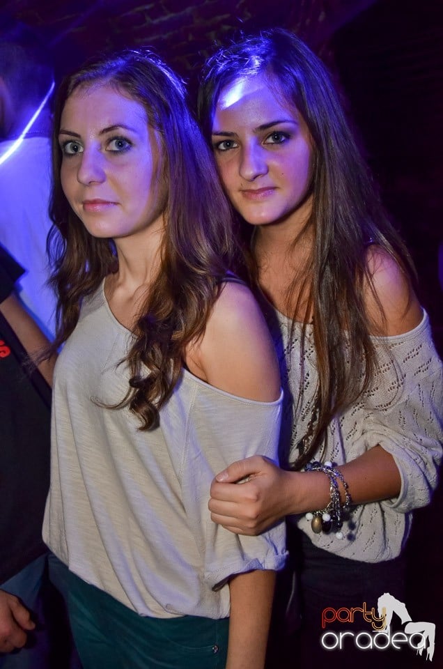 Petrecerile din Escape continuă cu Caveman, 