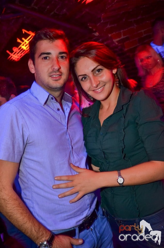 Petrecerile din Escape continuă cu Caveman, 