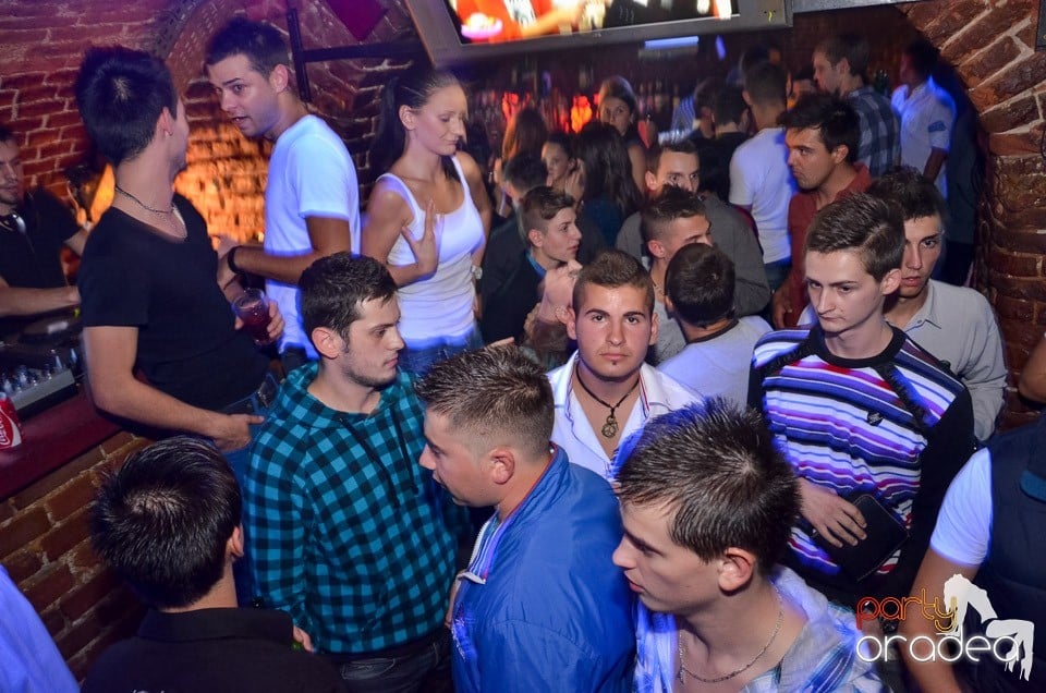 Petrecerile din Escape continuă cu Caveman, 