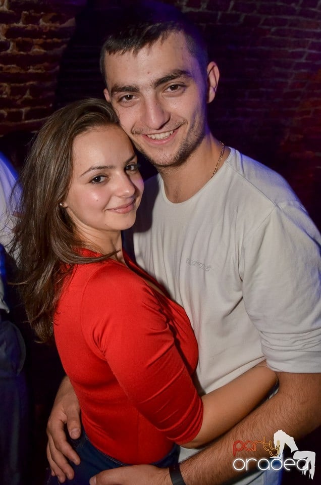 Petrecerile din Escape continuă cu Caveman, 