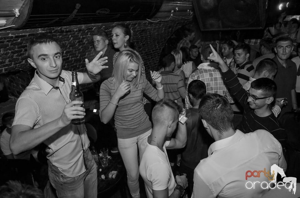 Petrecerile din Escape continuă cu Caveman, 